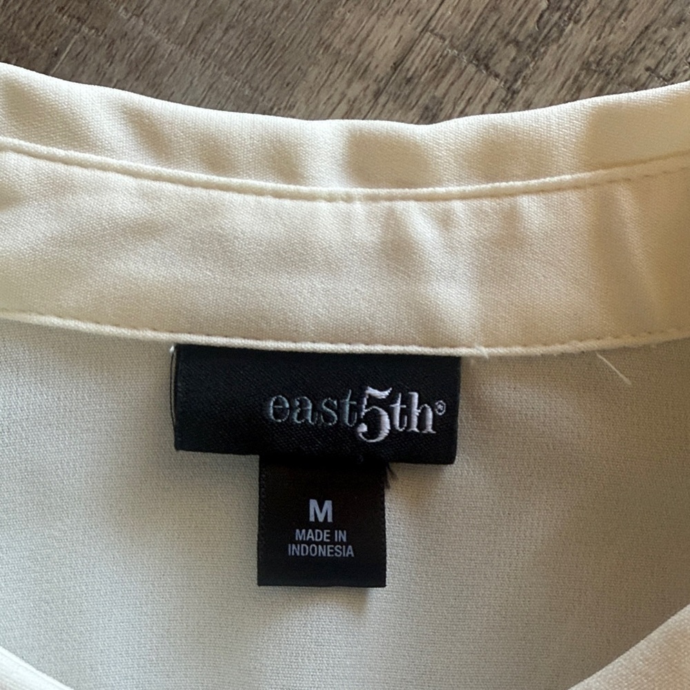 East 5th Classic White Button-Front Women's Blouse size M - Picture 2 of 6